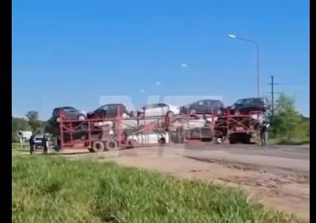 Camión de gran porte intentó giro en «U» y quedó varado cortando totalmente el paso en ruta 11