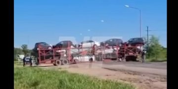 Camión de gran porte intentó giro en «U» y quedó varado cortando totalmente el paso en ruta 11