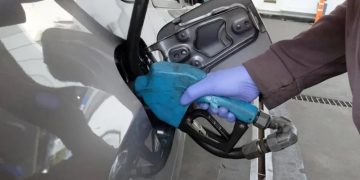 Las petroleras se alinearon con YPF y mantendrán estables los precios de los combustibles