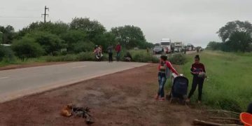 Comunidades originarias de Ensanche Norte cortan la ruta 81 en reclamo de asistencia