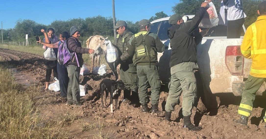 Chaco: Gendarmes acompañaron en la entrega de alimentos a familias que fueron afectadas por las lluvias