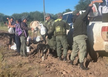 Chaco: Gendarmes acompañaron en la entrega de alimentos a familias que fueron afectadas por las lluvias
