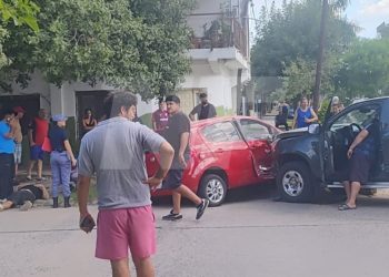 Fuerte choque entre un auto y una camioneta dejó lesionados