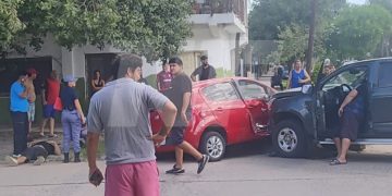 Fuerte choque entre un auto y una camioneta dejó lesionados
