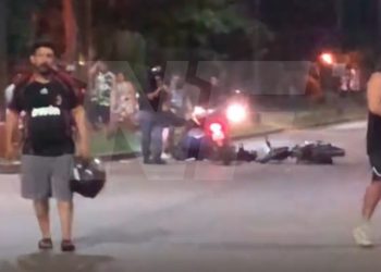 Motociclista fue embestido por otro que hacía «willy» y quedó grave: tras el siniestro el conductor temerario se fugó