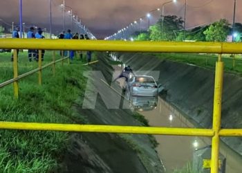 Un auto despistó en barrio Nueva Formosa y terminó dentro de un zanjón