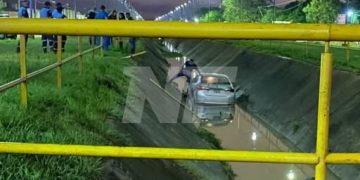 Un auto despistó en barrio Nueva Formosa y terminó dentro de un zanjón