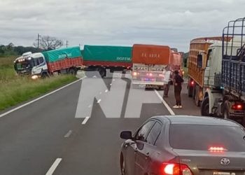 Camión de gran porte intentó giro en U y quedó varado bloqueando el paso del tránsito