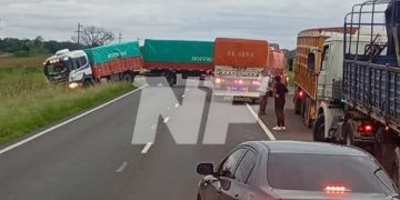 Camión de gran porte intentó giro en U y quedó varado bloqueando el paso del tránsito