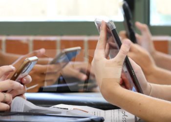 Este jueves tratan la regulación de celulares en escuelas