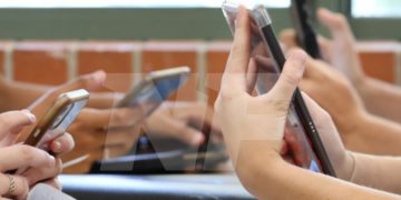 Este jueves tratan la regulación de celulares en escuelas