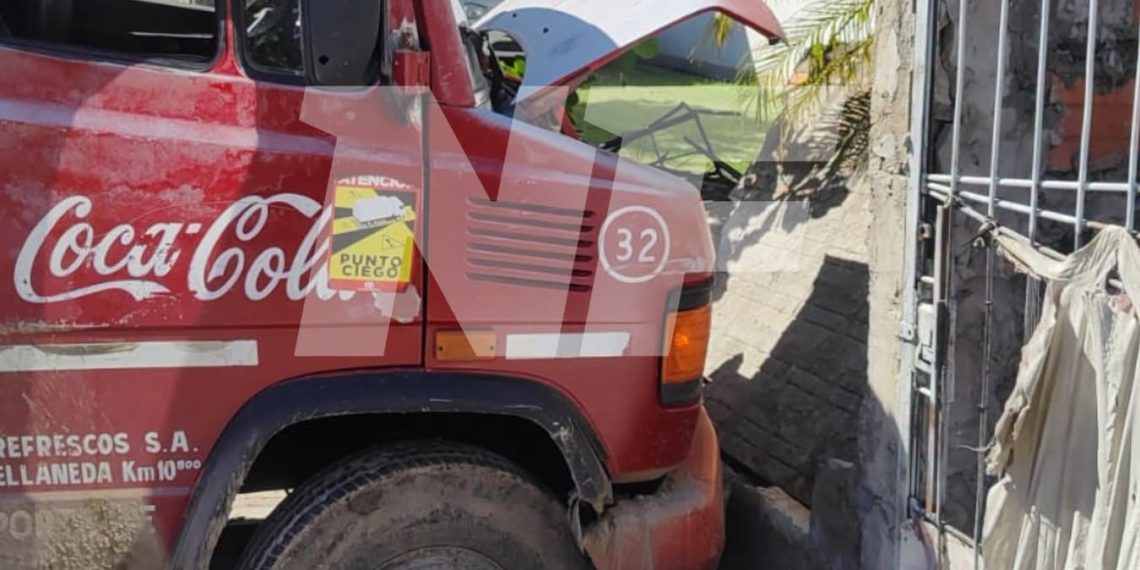 Camión de reparto perdió el control y embistió el frente de un domicilio particular