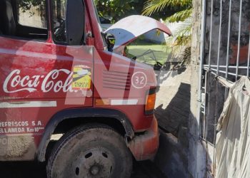 Camión de reparto perdió el control y embistió el frente de un domicilio particular