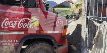 Camión de reparto perdió el control y embistió el frente de un domicilio particular