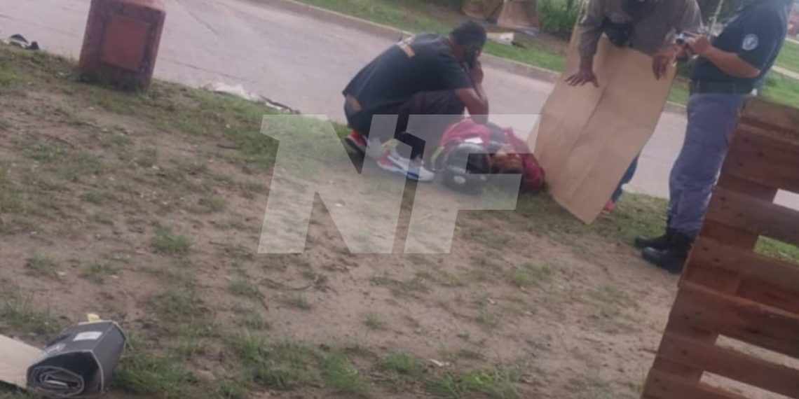 Un motociclista terminó con heridas graves tras chocar con su moto contra un poste de luz