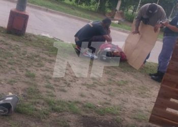 Un motociclista terminó con heridas graves tras chocar con su moto contra un poste de luz