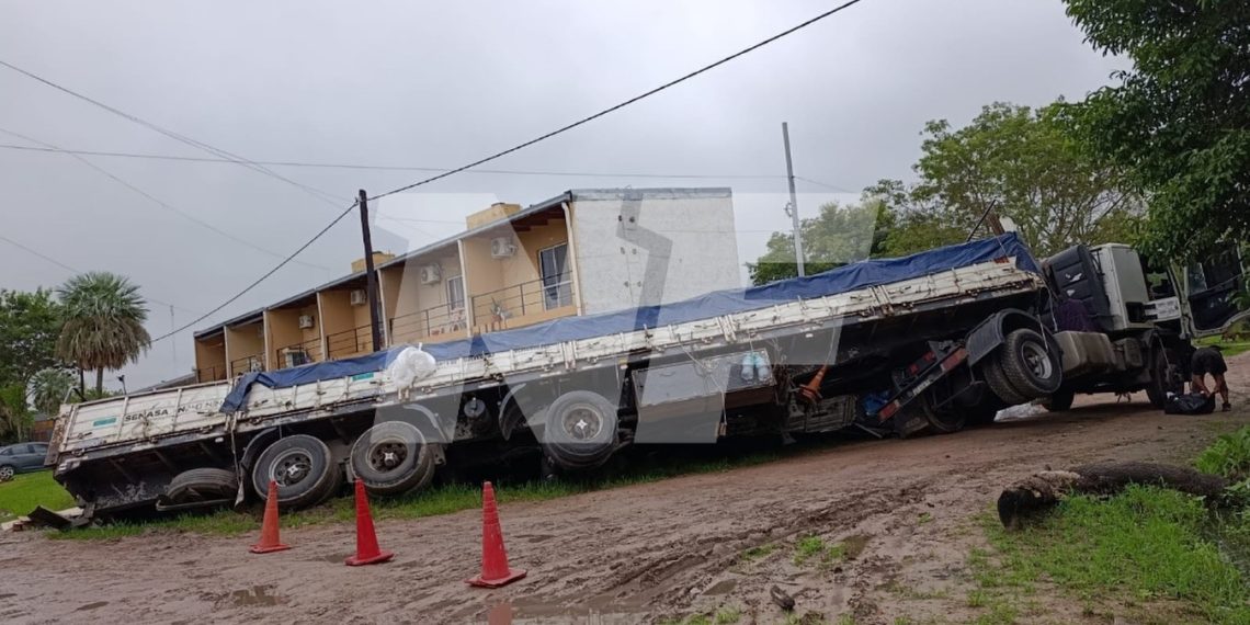 Activan operativo para retirar un camión que cayó a una zanja: el conductor tenía 1,9g/l de alcohol en sangre