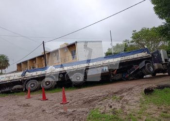 Activan operativo para retirar un camión que cayó a una zanja: el conductor tenía 1,9g/l de alcohol en sangre