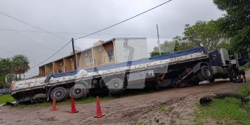 Activan operativo para retirar un camión que cayó a una zanja: el conductor tenía 1,9g/l de alcohol en sangre