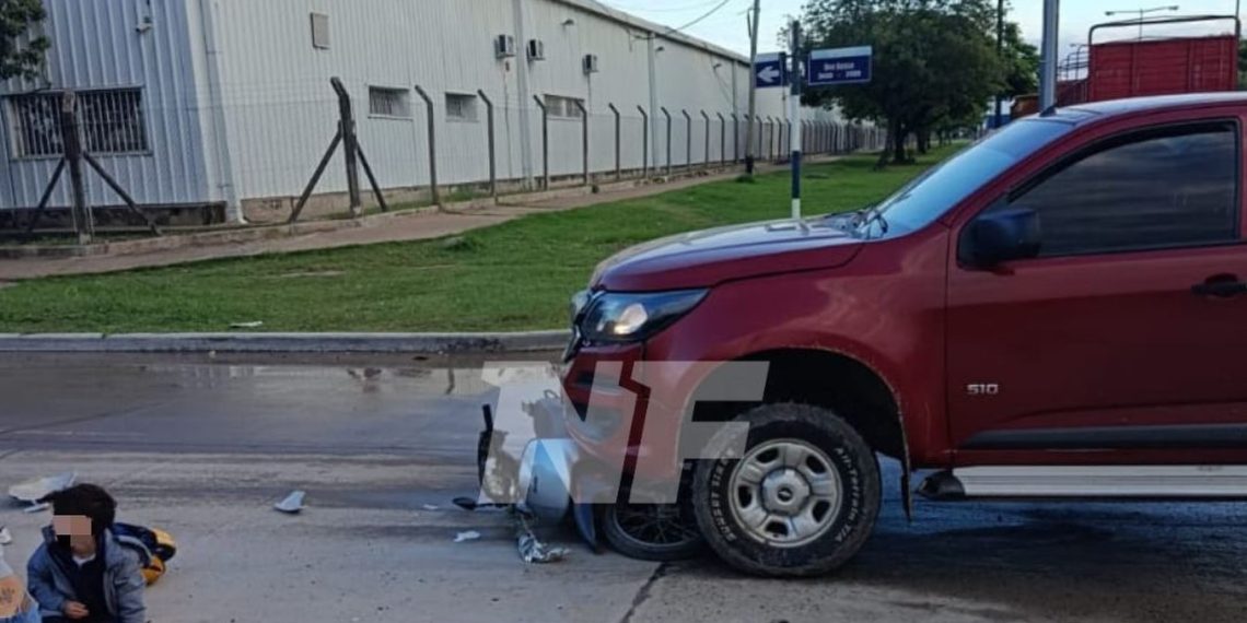 Camioneta embistió a una moto en que iban una mamá y su hijo: la mujer quedó muy lesionada