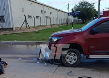 Camioneta embistió a una moto en que iban una mamá y su hijo: la mujer quedó muy lesionada