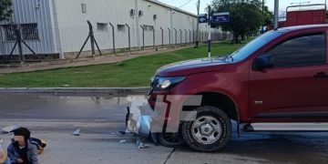 Camioneta embistió a una moto en que iban una mamá y su hijo: la mujer quedó muy lesionada