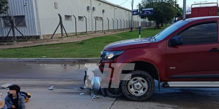 Camioneta embistió a una moto en que iban una mamá y su hijo: la mujer quedó muy lesionada