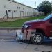 Camioneta embistió a una moto en que iban una mamá y su hijo: la mujer quedó muy lesionada