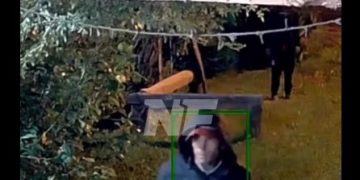 Dos sujetos robaron una moto y todo quedó registrado en una cámara de vigilancia