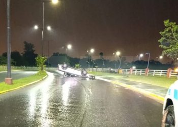 Conductor alcoholizado volcó en la avenida Ribereña