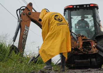 La municipalidad desplegó personal para desobstruir desagües tras lluvia