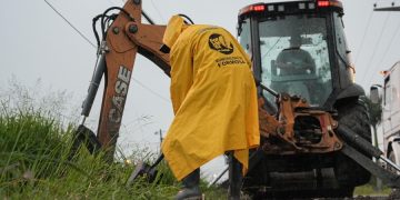 La municipalidad desplegó personal para desobstruir desagües tras lluvia