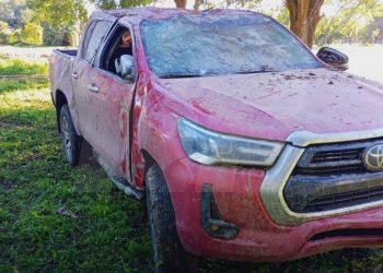 Evadió dos controles policiales y terminó volcando una Hilux robada