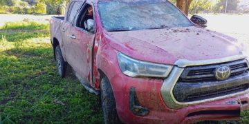 Evadió dos controles policiales y terminó volcando una Hilux robada