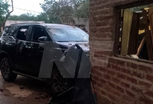 Intendente de Los Chiriguanos chocó su camioneta contra una vivienda
