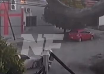 Auto atropelló a una mujer y su hijo que iban en moto y se fugó