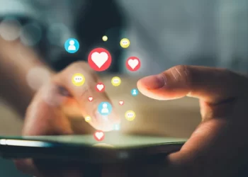 De lo local a lo universal: cómo los medios digitales escalan historias humanas para generar engagement y credibilidad